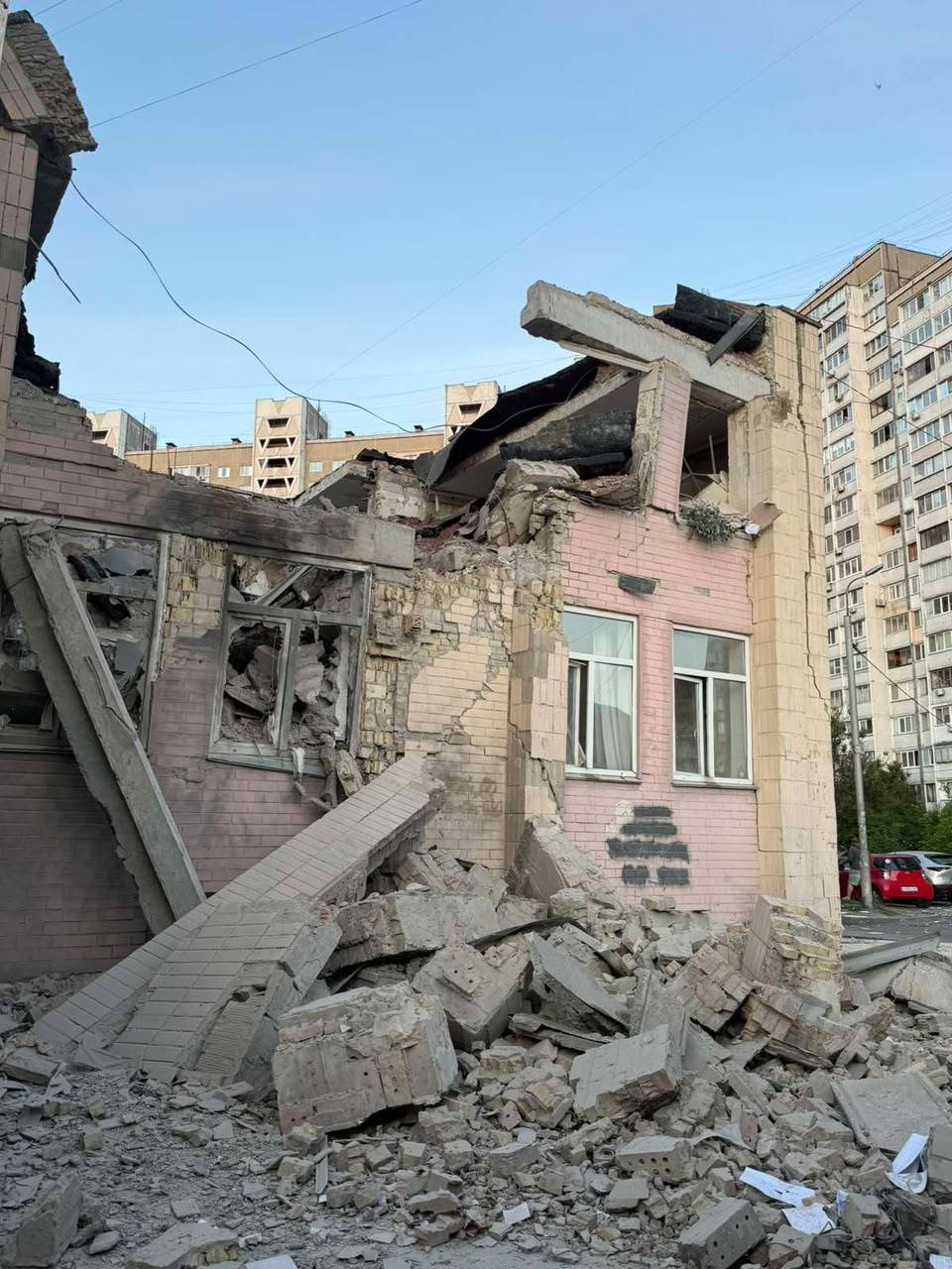 У Києві внаслідок обстрілу були пошкоджені та частково зруйновані п'ять медичних установ