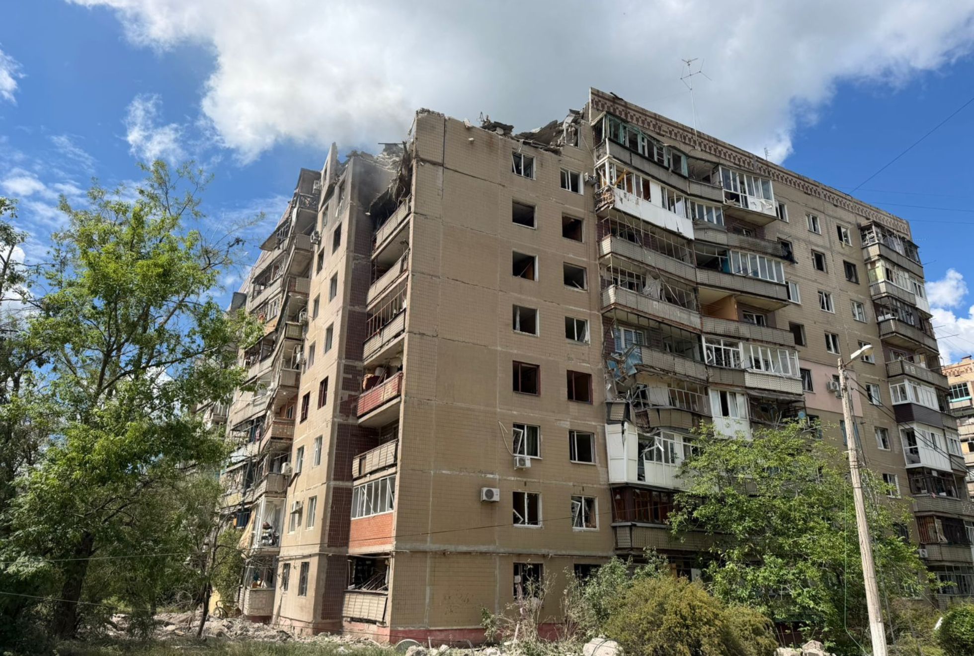 Окупанти скинули три авіабомби на багатоповерхівки у Дружківці: є поранені Окупанти скинули три авіабомби на багатоповерхівки у Дружківці: є поранені