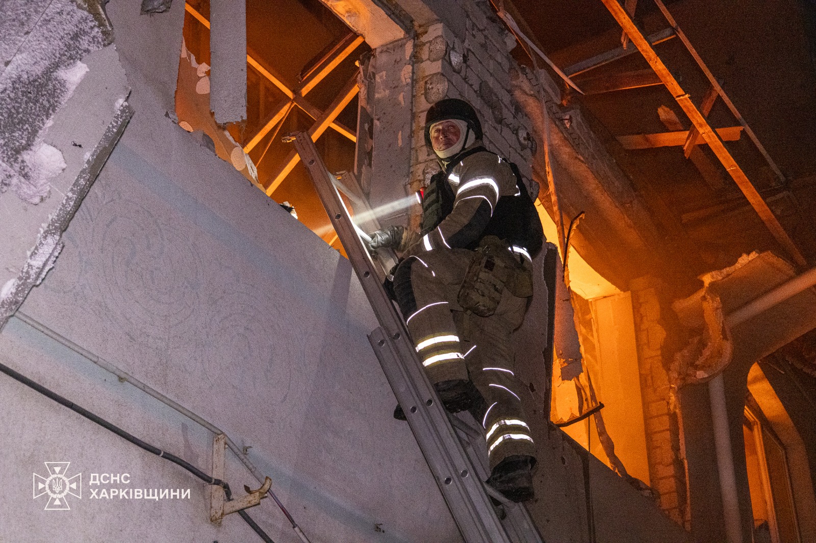 Харків та область опинилися під ворожим ударом: сталися пожежі, руйнації будівель, є постраждалі