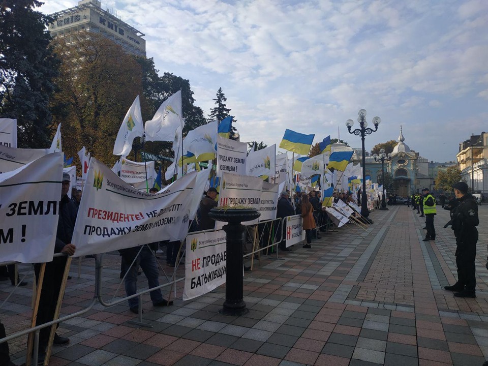 Під Радою мітингують проти продажу землі іноземцям Під Радою мітингують проти продажу землі іноземцям.