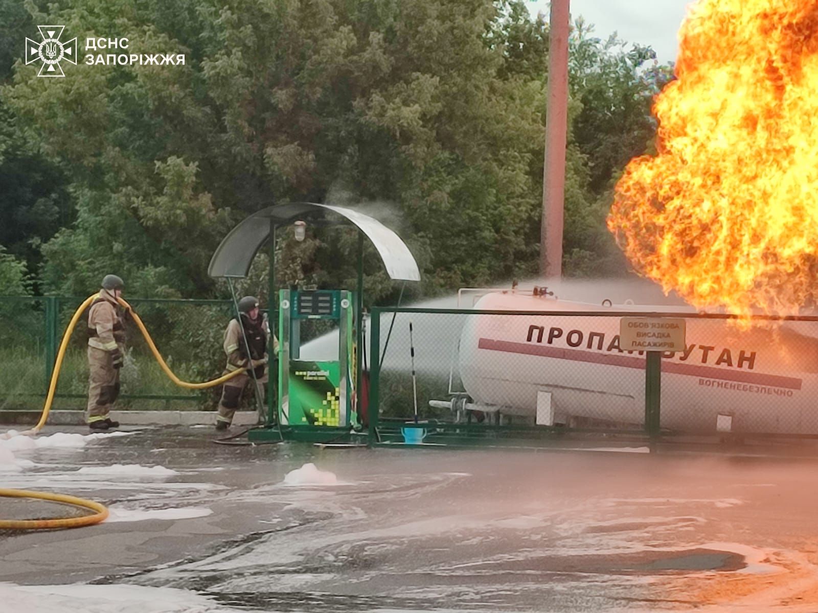 Запоріжжя: російський БпЛА атакував рятувальників під час ліквідації пожежі на АЗС