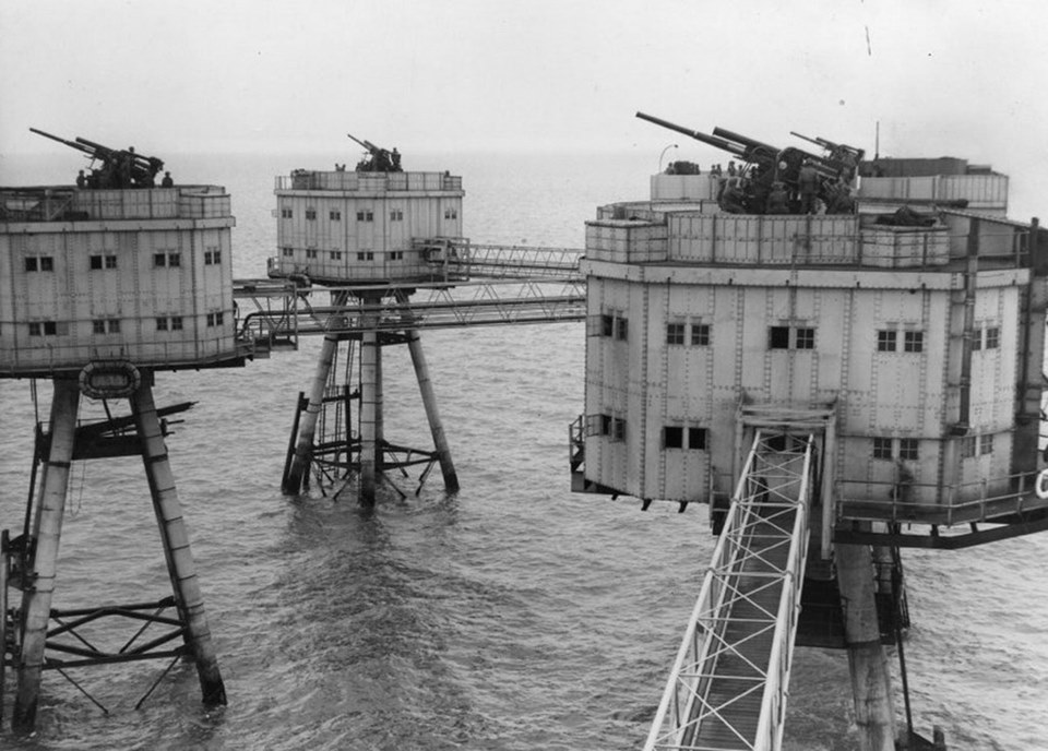 Башни морских фортов, построенные во времена Второй Мировой. Фото