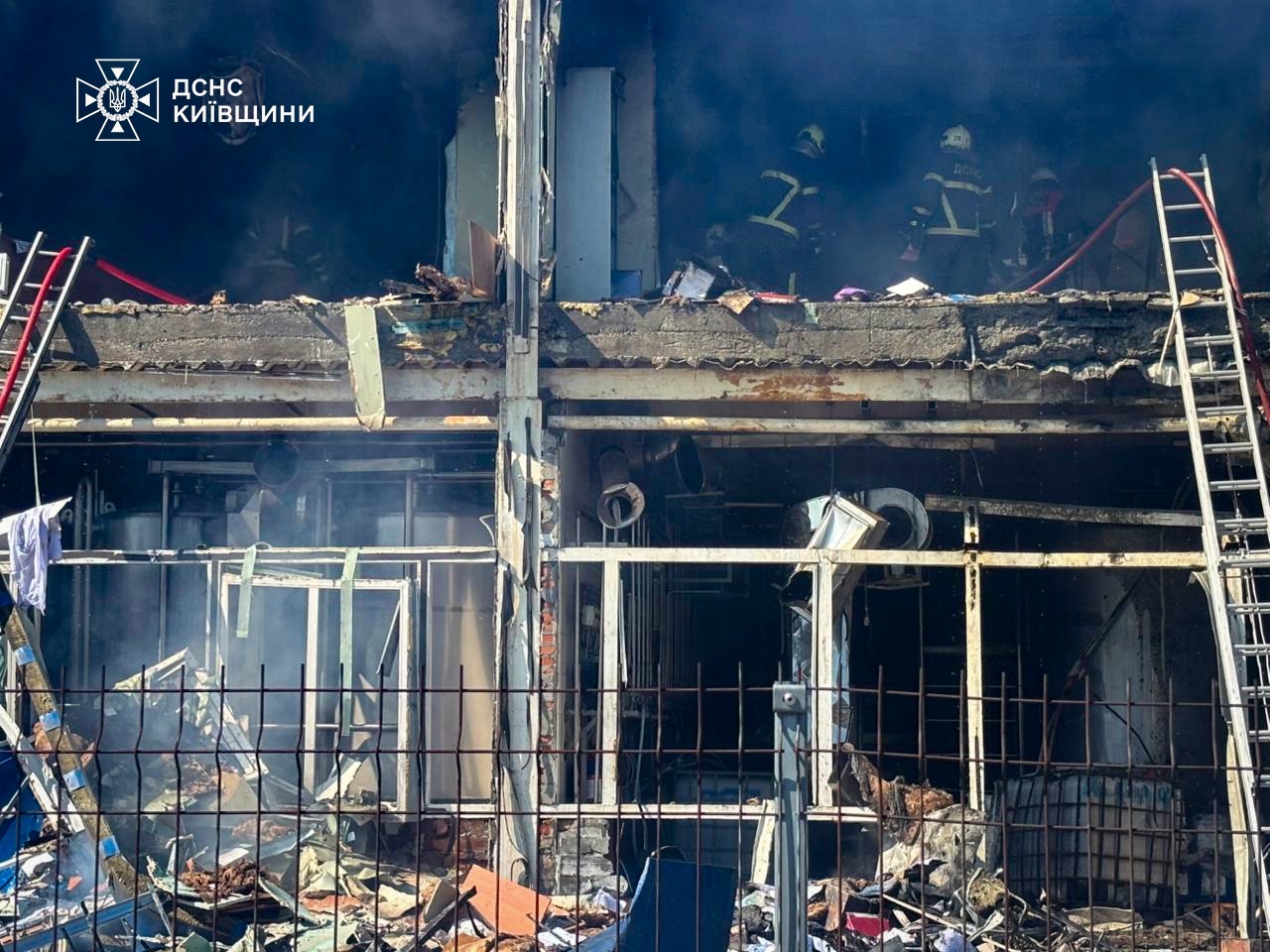 Ворог атакував підприємство харчової промисловості на Київщини: четверо людей загинули 
