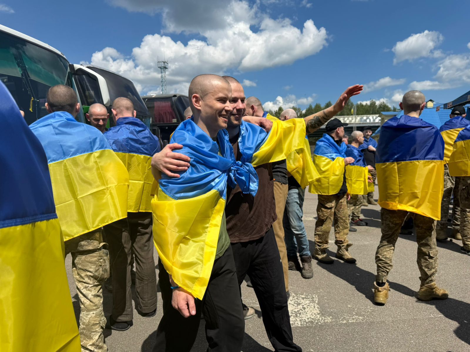 Україна та Росія провели обмін полоненими: 185 українських захисників повернулись додому