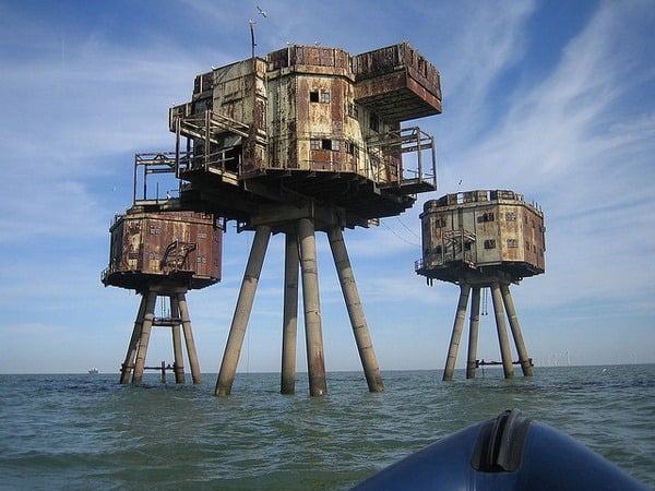 Башни морских фортов, построенные во времена Второй Мировой. Фото