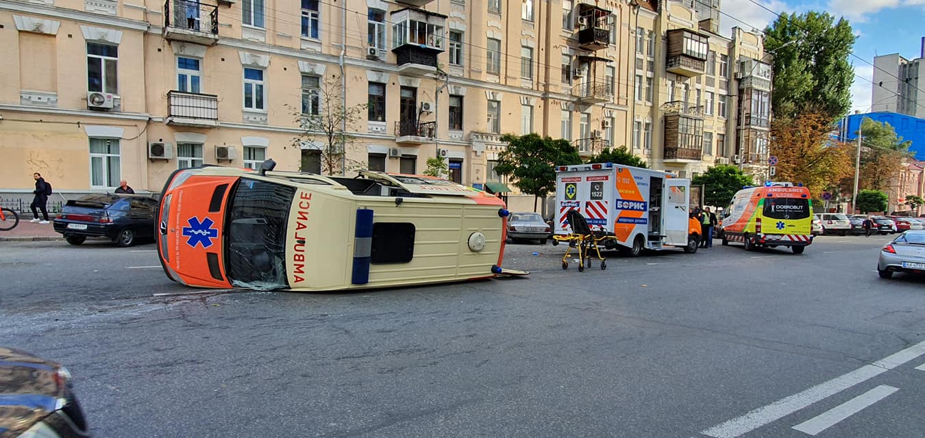 У центрі Києва перекинулася автівка "швидкої допомоги", яка везла пацієнта. ФОТО, ВІДЕО
