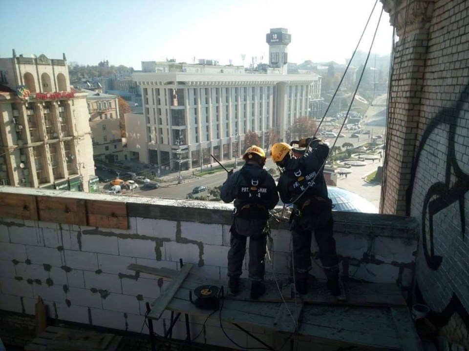 Незаконну надбудову на будинку в центрі Києва почали демонтувати