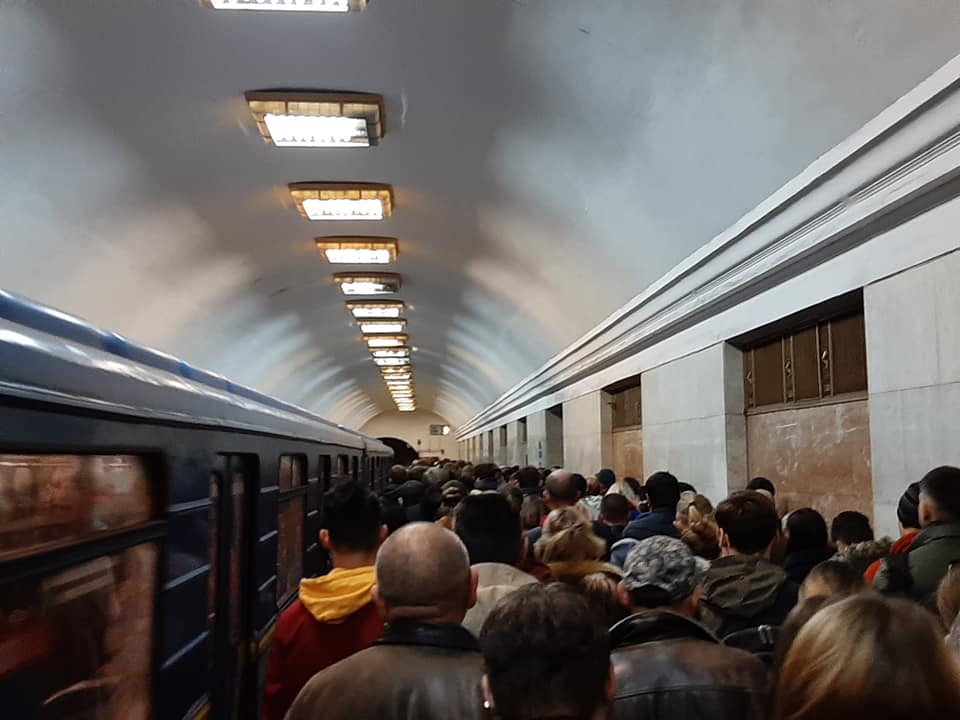 У Києві закрито центральні станції метро, шукають вибухівку