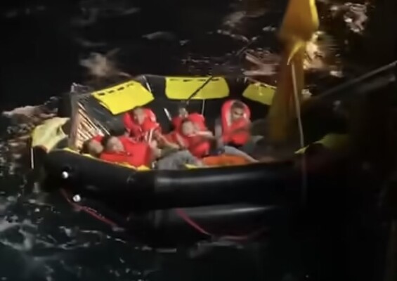Сотня моряків опинилися за бортом внаслідок аварії корабля ВМС Таїланду. ВІДЕО
