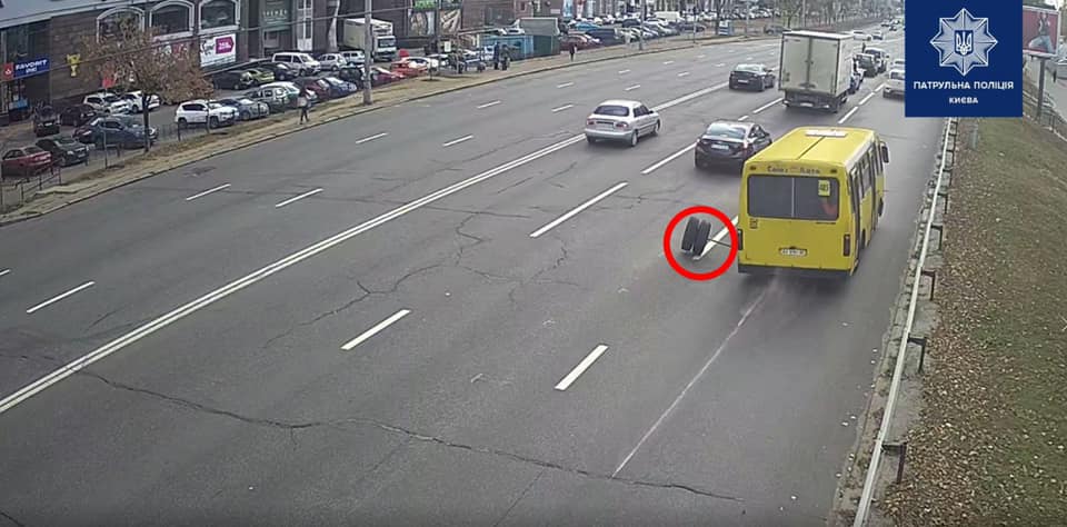 Поліція Києва опублікувала відео з маршруткою, у якої під час руху відлетіли задні колеса