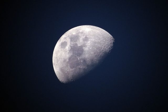 Китайський апарат успішно сів на Місяць для збору грунту  