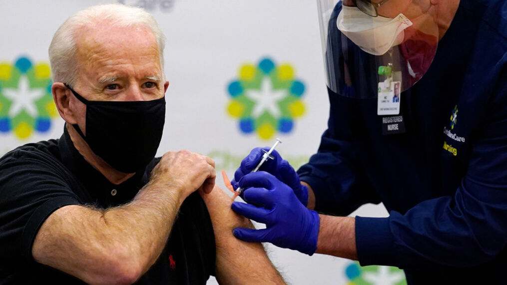 Байден отримав третю дозу вакцини від коронавірусу