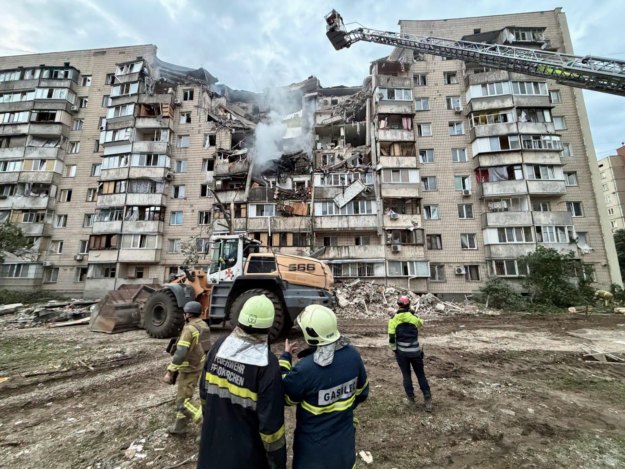 "Син, мама, тато. Рятувальники дістають із-під завалів будинку цілу родину. Загиблу… ", - Олена Зеленська "Син, мама, тато. Рятувальники дістають із-під завалів будинку цілу родину. Загиблу… ", - Олена Зеленська