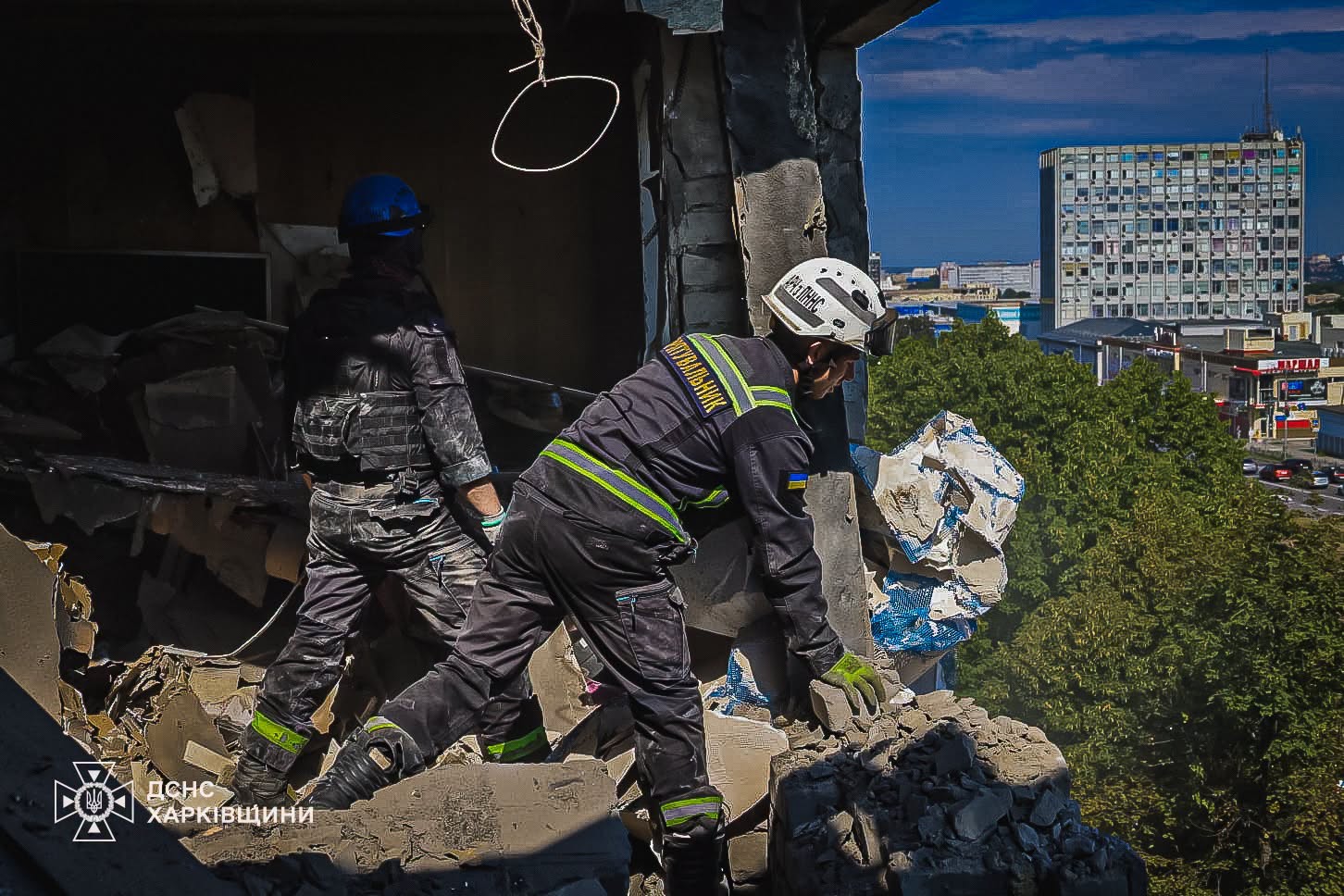 У ДСНС показали наслідки удару по Харкову У ДСНС показали наслідки удару по Харкову