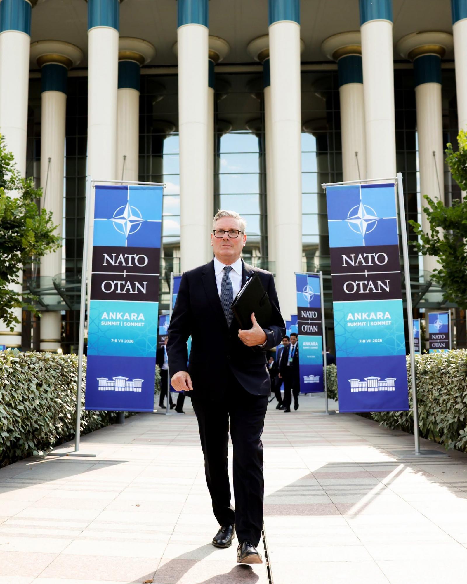 У Стармера розповіли, що робитимуть з подарованим револьвером від Ердогана