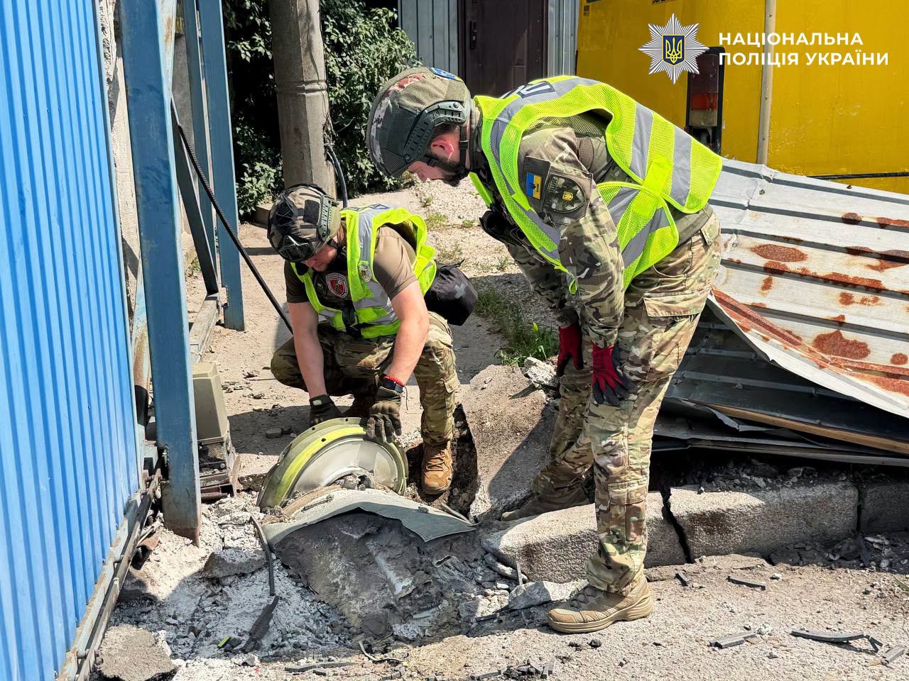 У Дарницькому районі вибухотехніки поліції Києва вилучили бойову частину та уламки ракети ЗРК С-400 У Дарницькому районі вибухотехніки поліції Києва вилучили бойову частину та уламки ракети ЗРК С-400