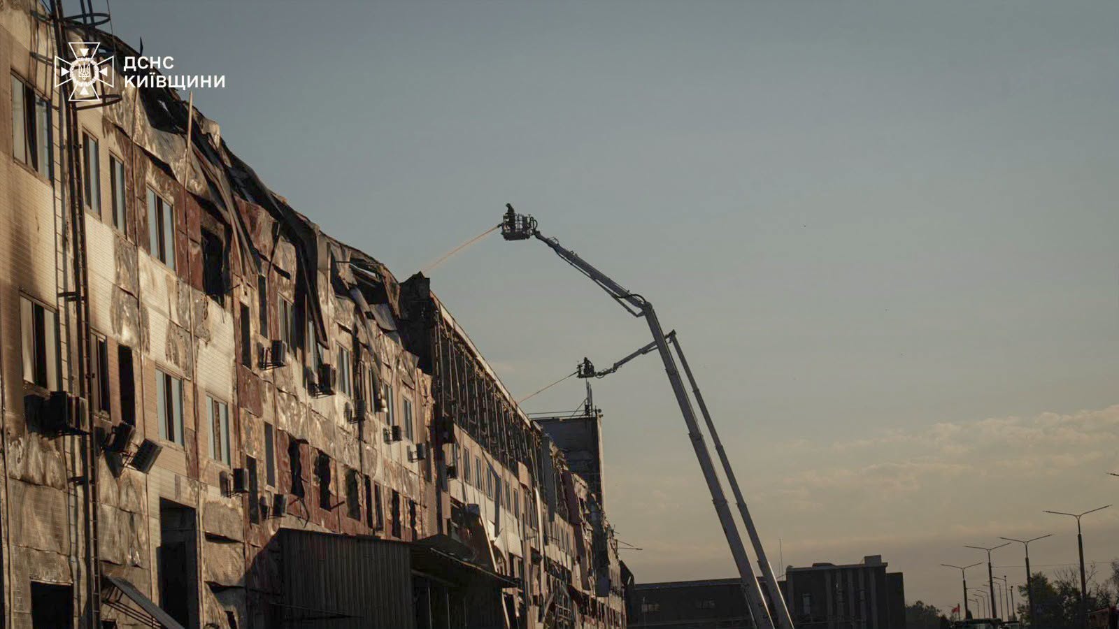 Полум’я охопило площу близько 100 тис. кв.м: на Київщині завершили ліквідацію пожежі, яка виникла внаслідок російського обстрілу Полум’я охопило площу близько 100 тис. кв.м: на Київщині завершили ліквідацію пожежі, яка виникла внаслідок російського обстрілу