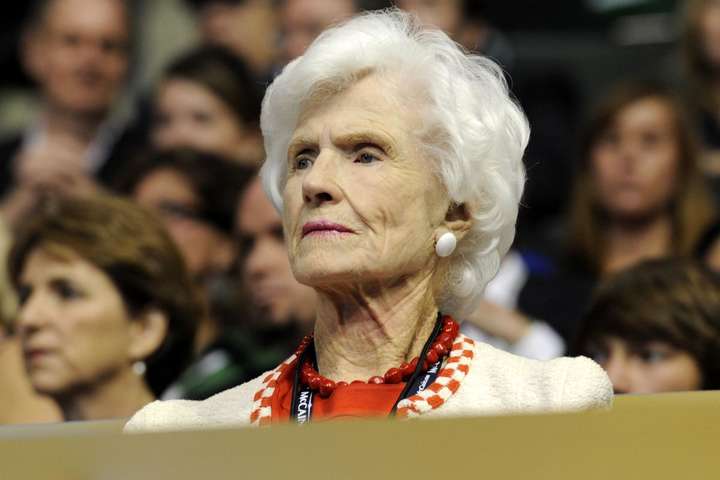 Мати сенатора Маккейна померла у віці 108 років
