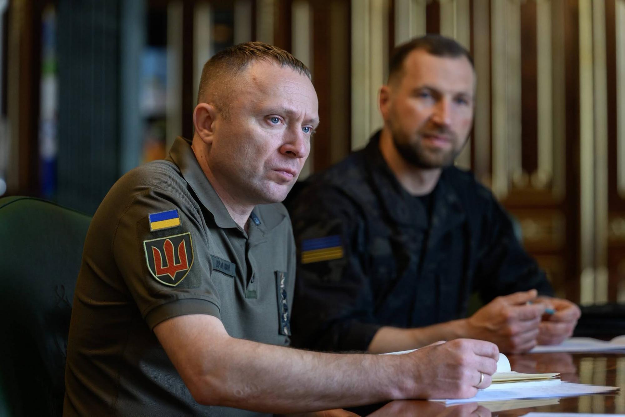 Зеленський заслухав доповідь Драпатого: обговорили питання захисту Донеччини, антибалістику, далекобійні санкції та кадрові питання Зеленський заслухав доповідь Драпатого: обговорили питання захисту Донеччини, антибалістику, далекобійні санкції та кадрові питання