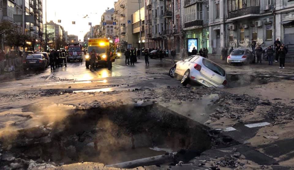 У центрі Києва прорвало тепломережу на тому ж місці, де рік тому була така сама аварія