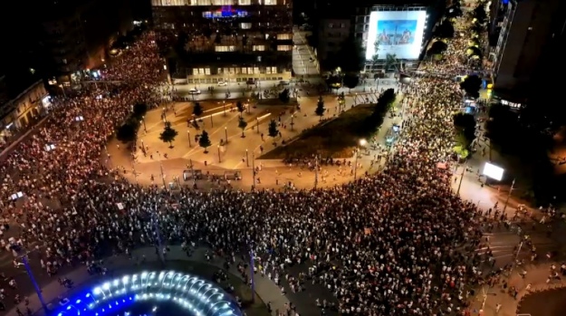 У Белграді пройшов багатотисячний протест з вимогою дострокових виборів