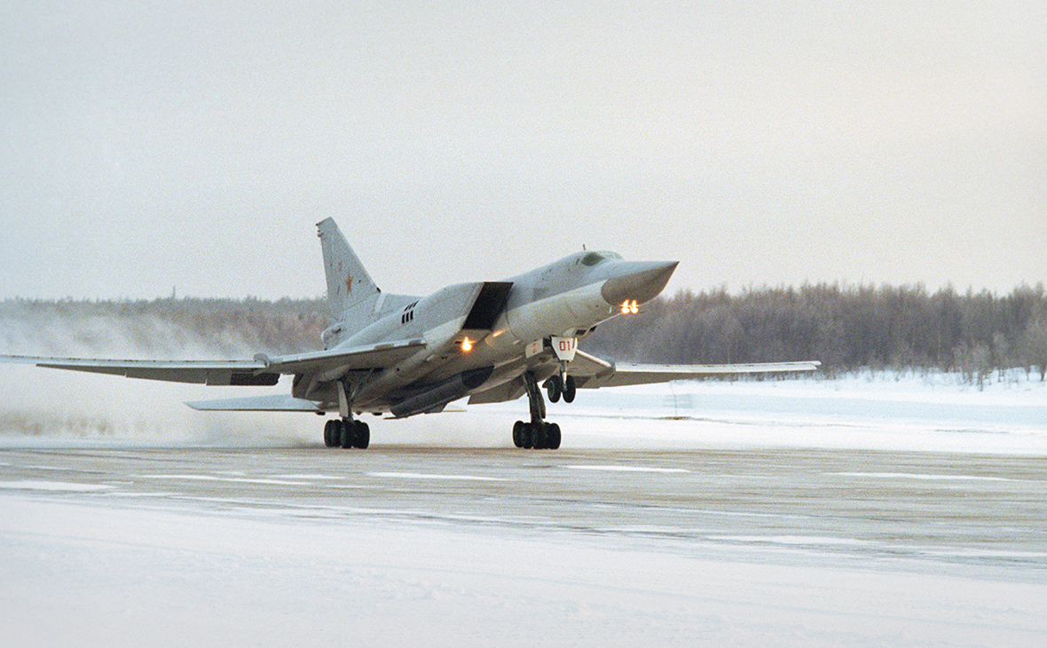 Дальний бомбардировщик Ту-22М3 во вторник выполнил посадку на грунт в Астраханской области после отказа двигателя