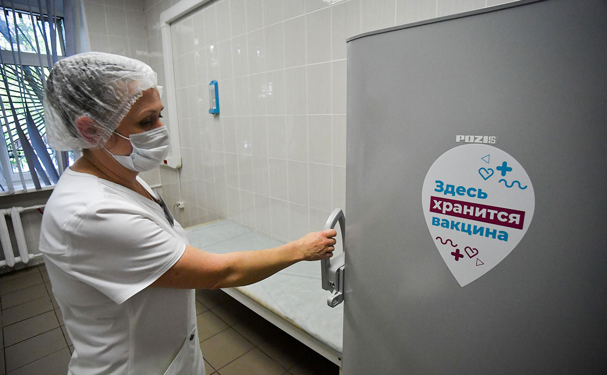 На Алтае медики заразились коронавирусом после прививки российской вакциной Спутник V