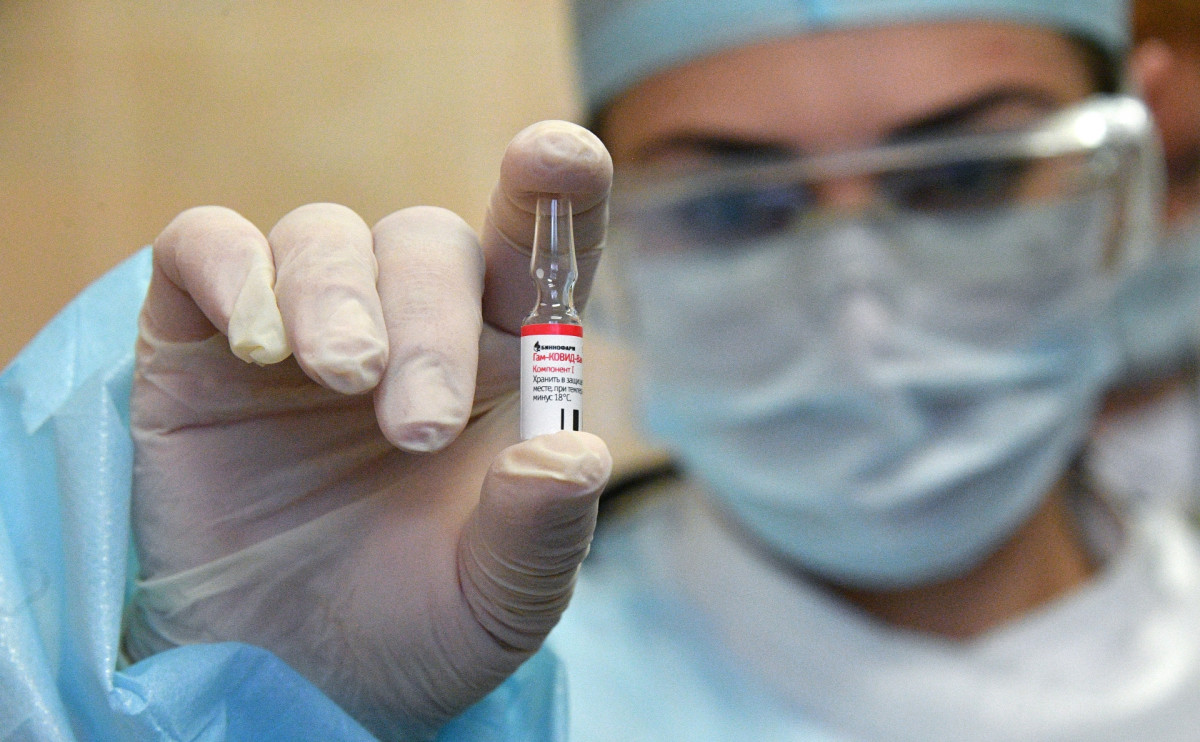 В России решили провести опыты с вакциной "Спутник V" на детях и беременных