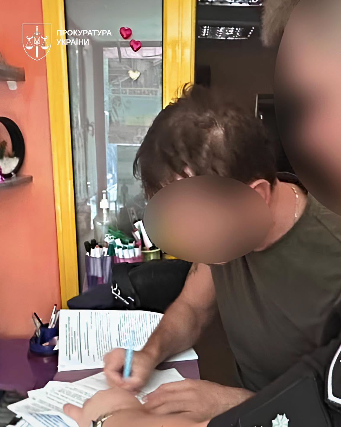 Директора мовного центру на Хмельниччині підозрюють у розбещенні учениць Директора мовного центру на Хмельниччині підозрюють у розбещенні учениць