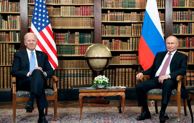 Поступки Байдена можуть дозволити Путіну зруйнувати український суверенітет дипломатією – Bloomberg