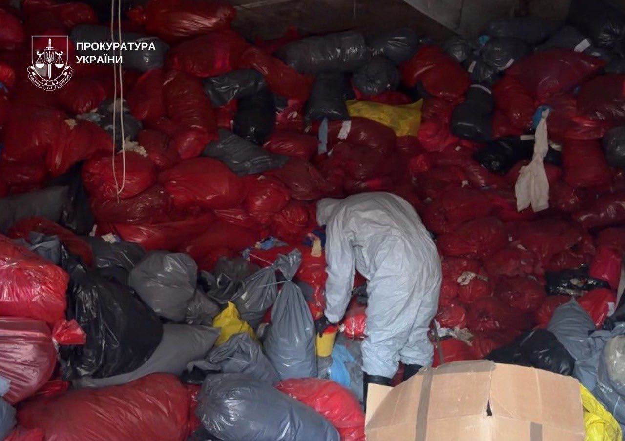 Використані шприци, голки, ампули, леза для скальпелів: у Києві на одному зі складів виявили небезпечні медичні відходи Використані шприци, голки, ампули, леза для скальпелів: у Києві на одному зі складів виявили небезпечні медичні відходи