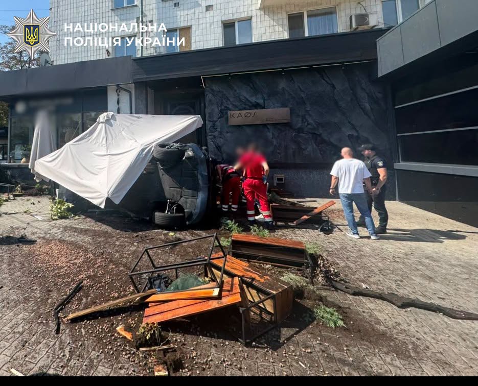 ДТП у Голосіївському районі столиці: після зіткнення двох BMW автомобіль вилетів на літню терасу ресторану ДТП у Голосіївському районі столиці: після зіткнення двох BMW автомобіль вилетів на літню терасу ресторану