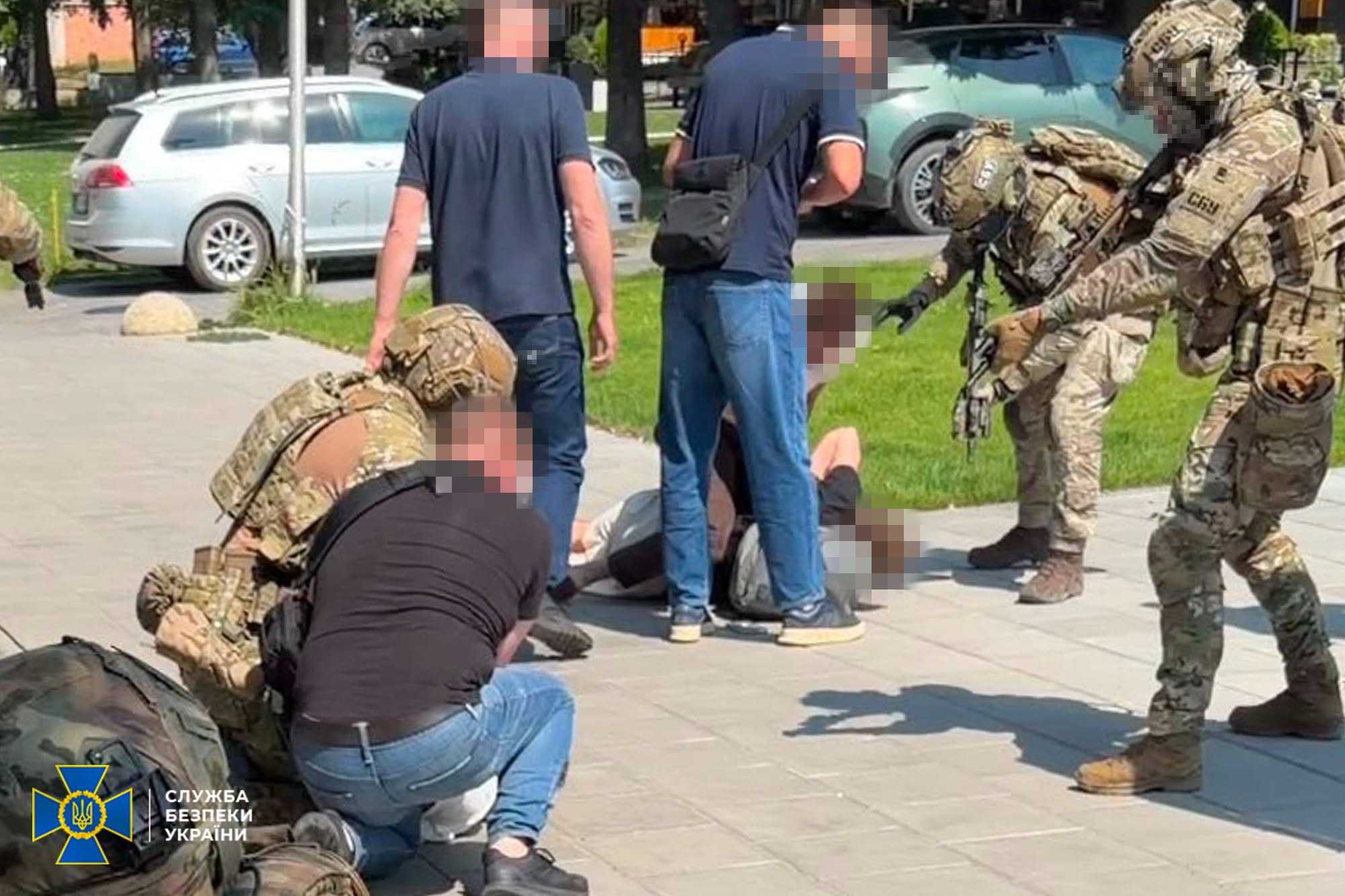 СБУ затримала іноземців, які на замовлення рф підпалили опорну електропідстанцію у Чернівцях СБУ затримала іноземців, які на замовлення рф підпалили опорну електропідстанцію у Чернівцях