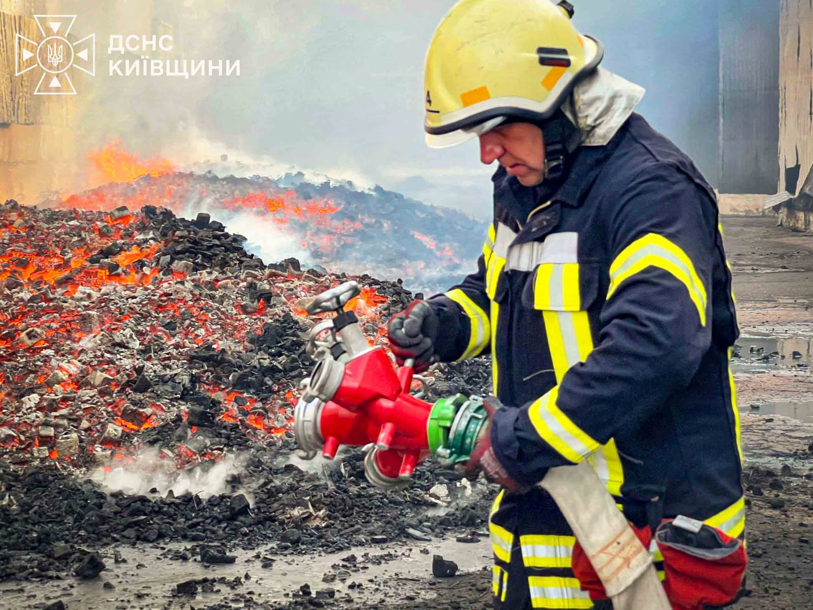 Рятувальники ліквідовують наслідки російської атаки у Броварському районі на Київщині Рятувальники ліквідовують наслідки російської атаки у Броварському районі на Київщині