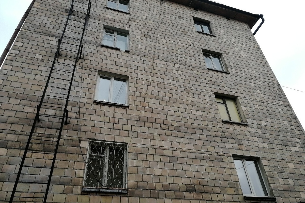 Випали з вікна: у Харкові протягом години загинули два пенсіонери