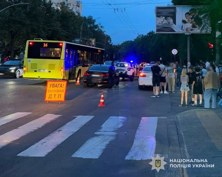 У Львові два BMW здійснили наїзд на батька з донькою