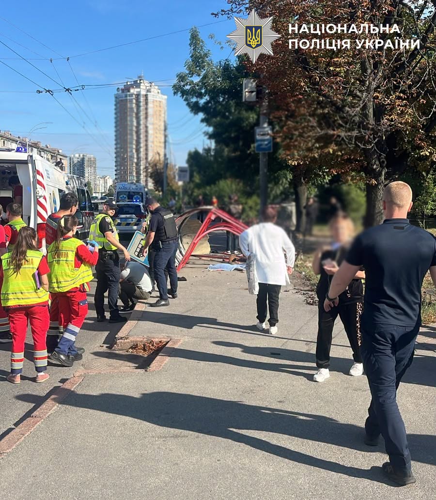 У Києві автомобіль влетів у зупинку, є загиблі та травмовані У Києві автомобіль влетів у зупинку, є загиблі та травмовані