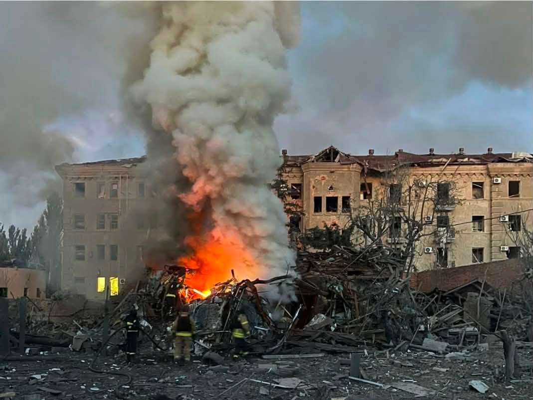Ворог вдарив "ФАБ-500" по центру Слов'янська: є поранені