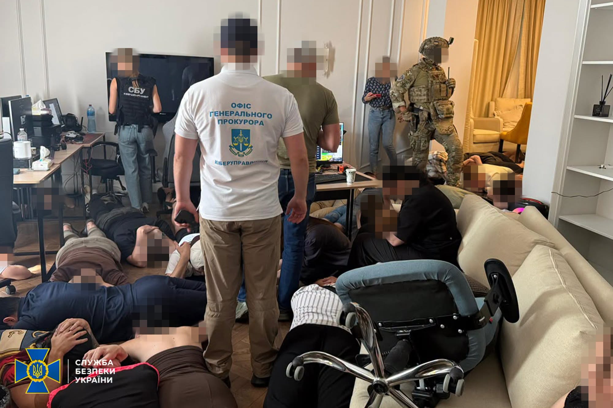 СБУ та Нацполіція викрили у Києві організовану мережу криптошахраїв, які щомісяця викрадали у людей до 1 млн доларів США СБУ та Нацполіція викрили у Києві організовану мережу криптошахраїв, які щомісяця викрадали у людей до 1 млн доларів США