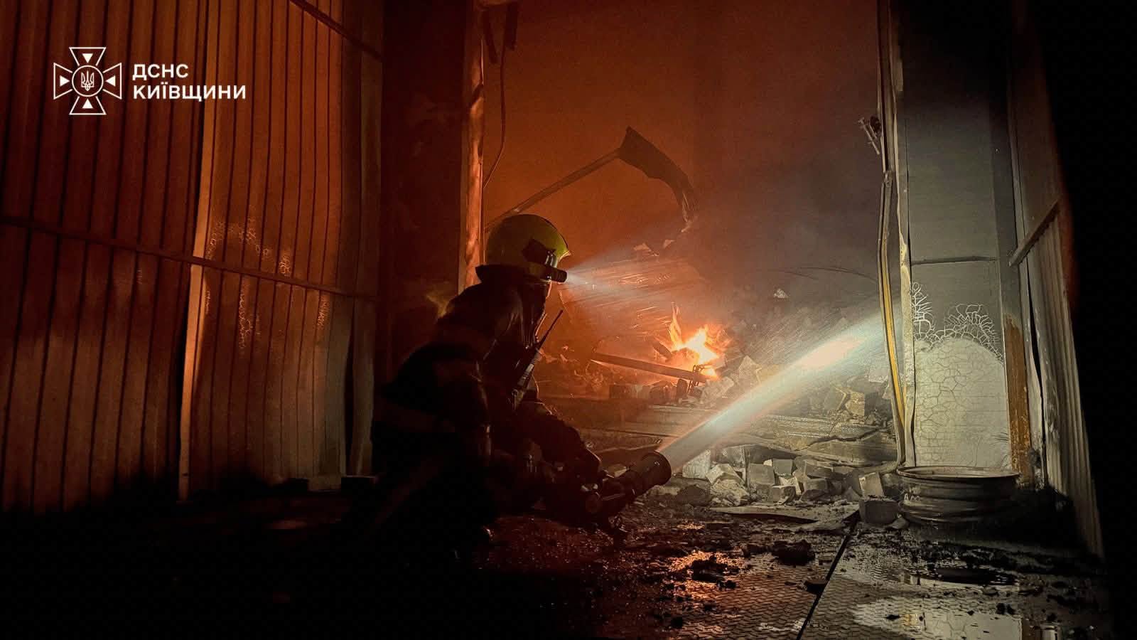 Київщина під ударом: пошкоджені склади, приватні будинки, автомобілі Київщина під ударом: пошкоджені склади, приватні будинки, автомобілі