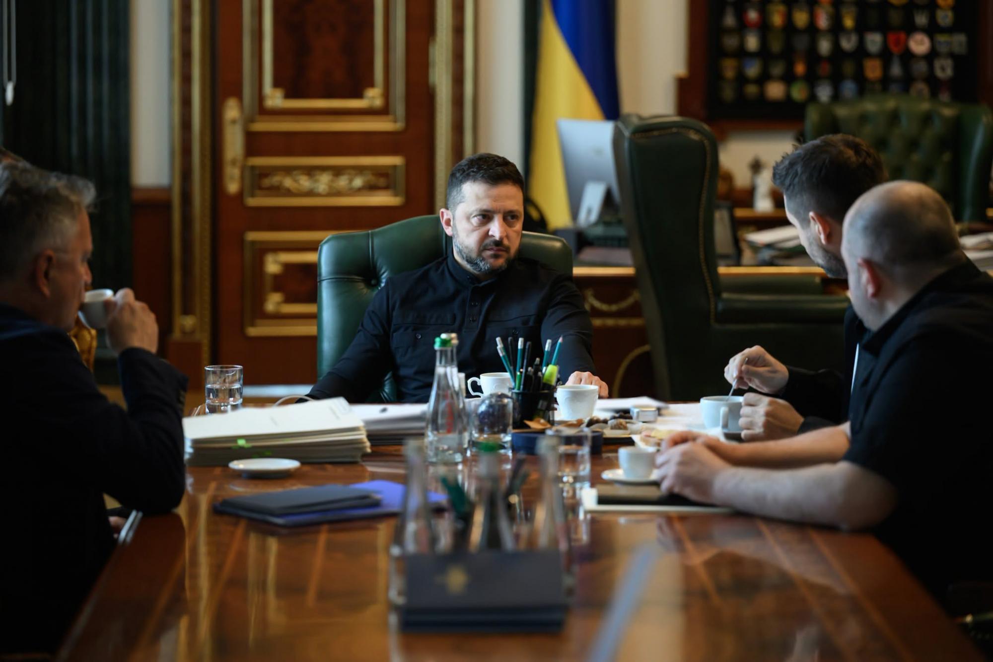 Зеленський провів нараду за підсумками переговорів з представниками США: "Готуємо наступні зустрічі й комунікацію" Зеленський провів нараду за підсумками переговорів з представниками США: "Готуємо наступні зустрічі й комунікацію"