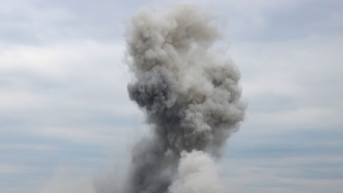 У Маріуполі лунають вибухи: повідомляють про падіння літака