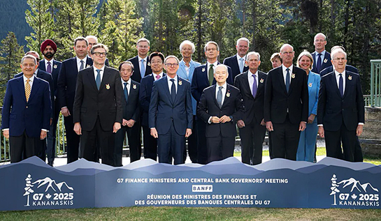 Міністри фінансів країн G7 пригрозили Росії ще більш жорсткими санкціями у разі відмови від припинення вогню