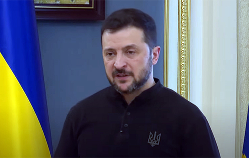 Увечері 20 листопада президент України Володимир Зеленський провів зустріч із фракцією "Слуга народу". На ній дав зрозуміти, що відставки Андрія Єрмака не буде.