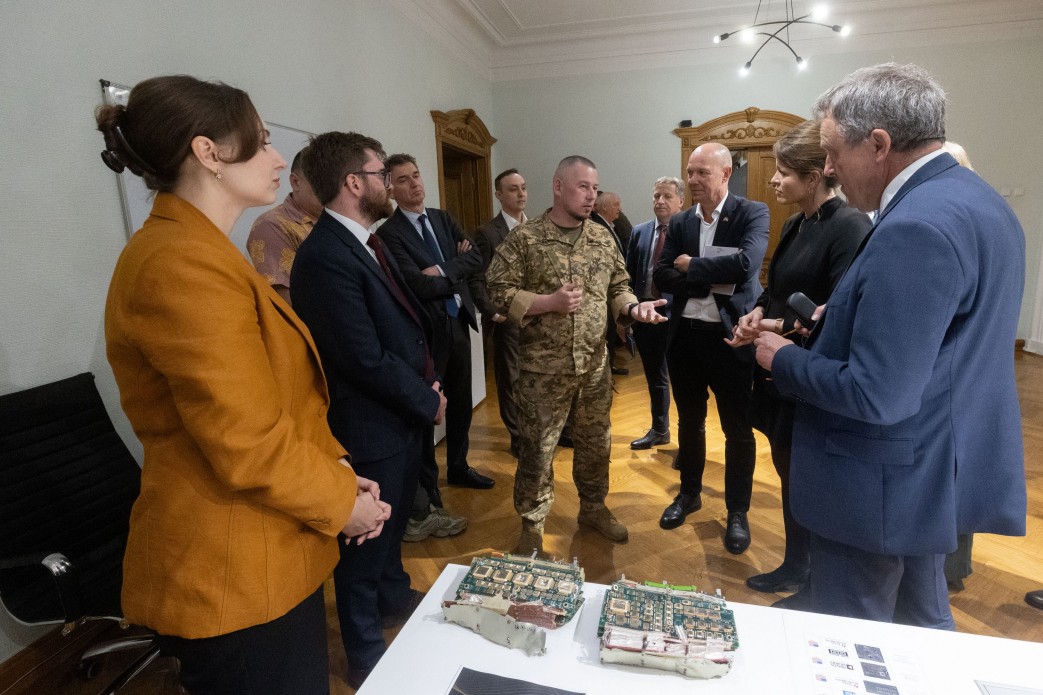 Європейським послам продемонстрували іноземні компоненти з російських ракет і дронів, випущених по Україні під час удару в ніч на 24 травня
