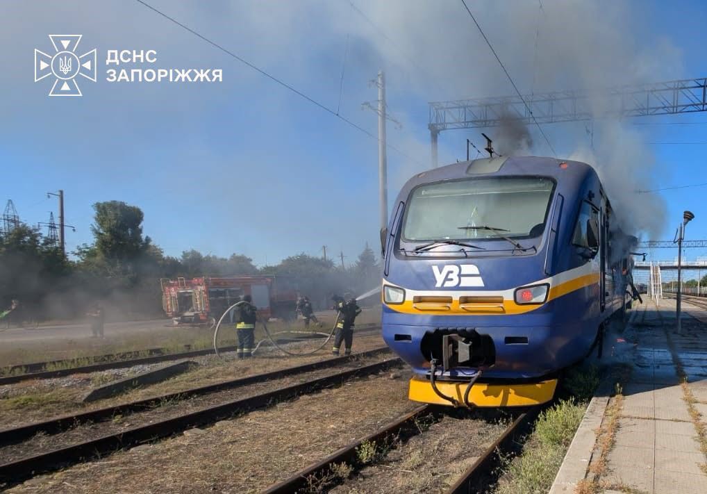 Росіяни вдарили ударними дронами по пасажирському потягу в Запоріжжі, загинув працівник залізниці. Росіяни вдарили ударними дронами по пасажирському потягу в Запоріжжі, загинув працівник залізниці.