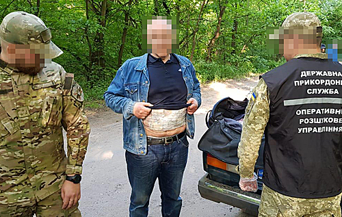 Луганчанин пытался провезти в Киев 800 тысяч гривен, приклеив деньги к телу скотчем