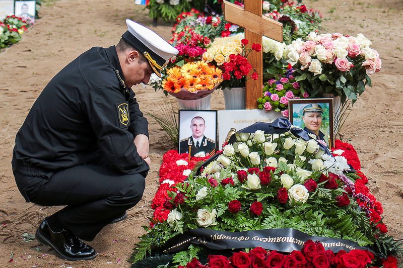 могила моряков которые погибли на прошлой неделе во время пожара на российской подводной лодке