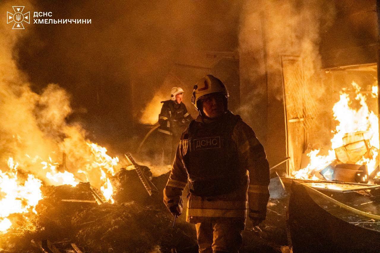 ДСНС: У Хмельницькому під час ліквідації наслідків російського удару постраждали четверо рятувальників ДСНС: У Хмельницькому під час ліквідації наслідків російського удару постраждали четверо рятувальників