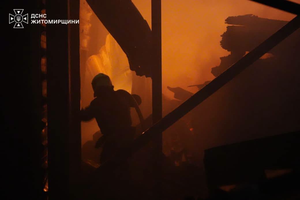 Ворог вдарив по Житомирщині: двоє людей загинуло Ворог вдарив по Житомирщині: двоє людей загинуло